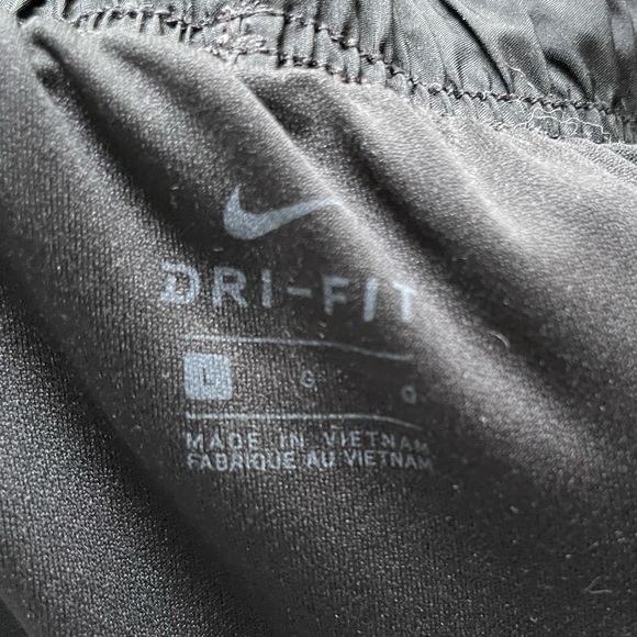 Women’s Large Nike Shorts - Picture 3 of 3